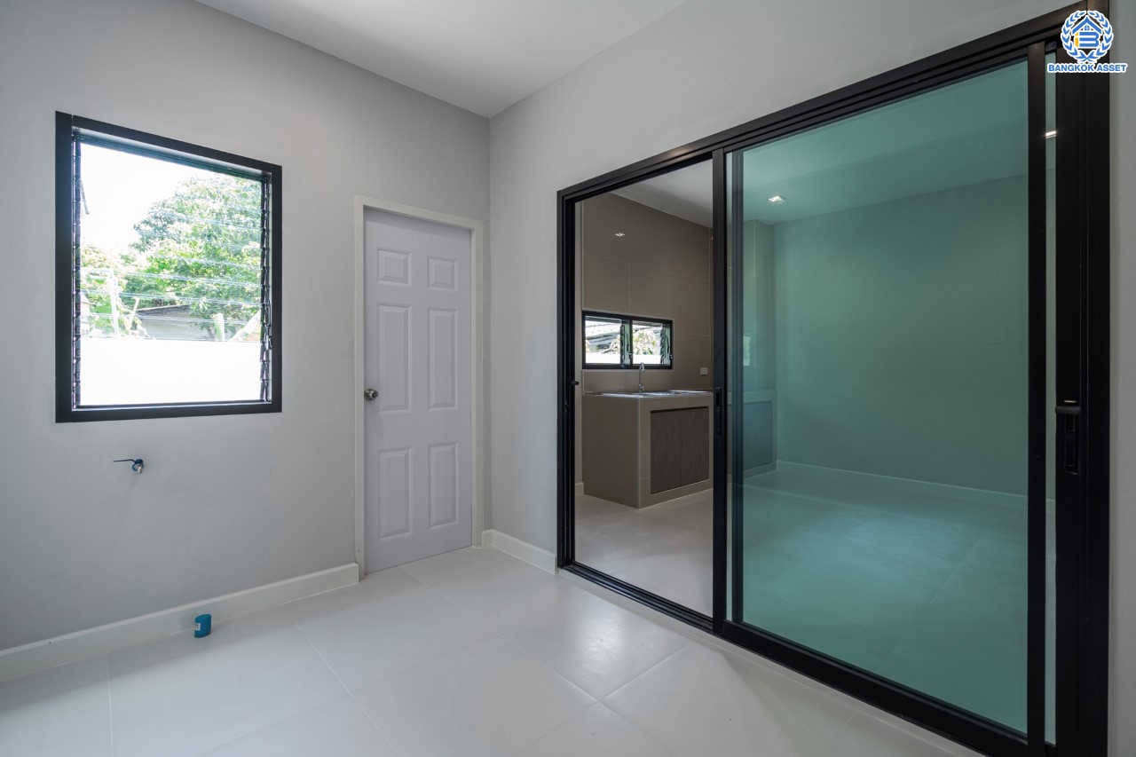 บ้านมือสองตกแต่งใหม่ ม.บ้านชมเพลิน เพชรเกษม หลังมุม เนื้อที่ 122 ตร.ว. ฟังก์ชันครบ 3 ห้องนอน 3 ห้องน้ำ 1 ห้องอเนกประสงค์ 2 ที่จอดรถ บนทำเลศักยภาพ เชื่อมต่อหลายเส้นทาง ใกล้เดอะมอลล์บางแค และรถไฟฟ้าสายสีน้ำเงิน "สถานีหลักสอง" รายล้อมด้วยสิ่งอำนวยความสะดวกครบครัน